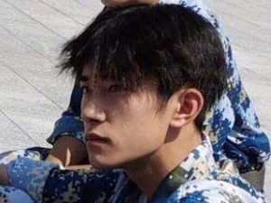 易烊千玺军训晒黑 网友调侃到：玺烊烊变沸烊烊了