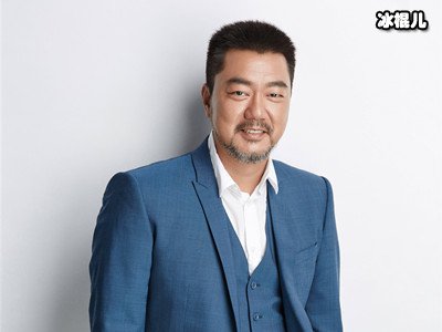 演员董勇与女儿同框，两人年龄差大常被误为认为爷孙