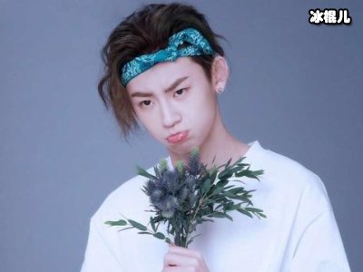 小鬼迎来大红之年，斩获年度金曲奖转变音乐风格让人震惊！