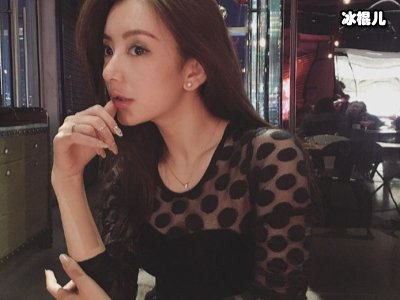 天王嫂方媛晒自拍照秀身材，隔着屏幕都能感受她的高雅