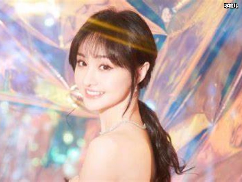 郑爽晚会大显才艺 网友：你笑起来真好看！