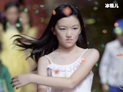 14岁李嫣被拍与亲爸现身路边摊， 她这一举动引起大量网友猜测