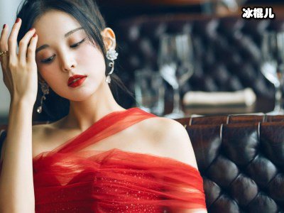 古力娜扎牛仔裙造型亮相，网友：牛仔裙潮流要来了！