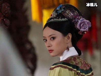 《甄嬛传》温实初扮演者现实生活，没想到他娶了“曹贵人”！