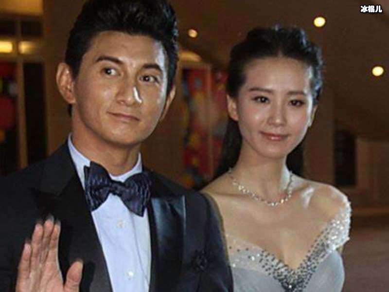 年过半百吴奇隆喜当爸，孩子同吃同睡成奶爸！