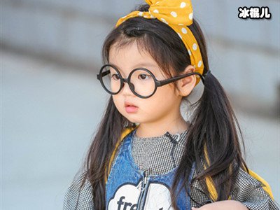 小童星阿拉蕾4岁出道赚钱养家，网友心疼：现实版樊胜美？