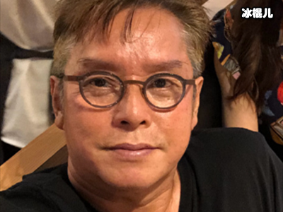 谭咏麟的70岁生活照，状态好且穿着时尚显年轻20岁