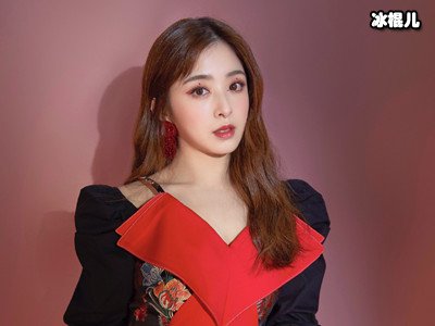 15岁拿下《超女》全国季军，随之进入低谷，如今她越来越优秀