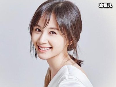 32岁王子文穿高开叉星空裙，肤白貌美身材棒