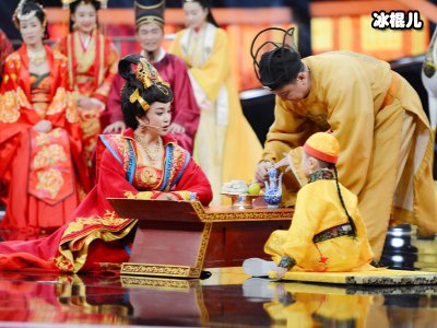 《王牌对王牌》别人都穿裙子，为何偏偏郑爽不一样？