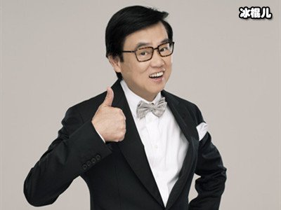 年过七旬的黄百鸣身材管理好，有六块腹肌，状态显年轻