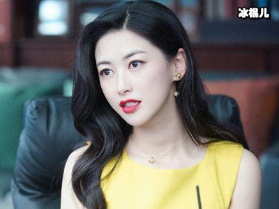 《精英律师》朱珠饰演美艳女秘书身姿妖娆，是罗槟好助手