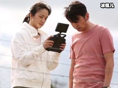 《吹哨人》汤唯现身路演现场，一身牛仔尽显女神风范！