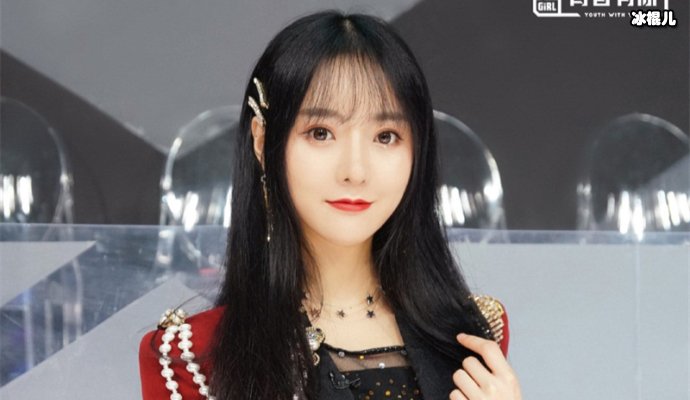 《青春有你2》乃万无缘晋级，机场粉丝热情她现场感动落泪！