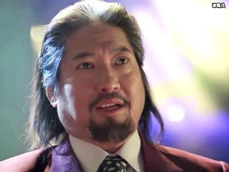 洪金宝夫妇与洪天明夫妇合照，亲密合照倍显温馨！