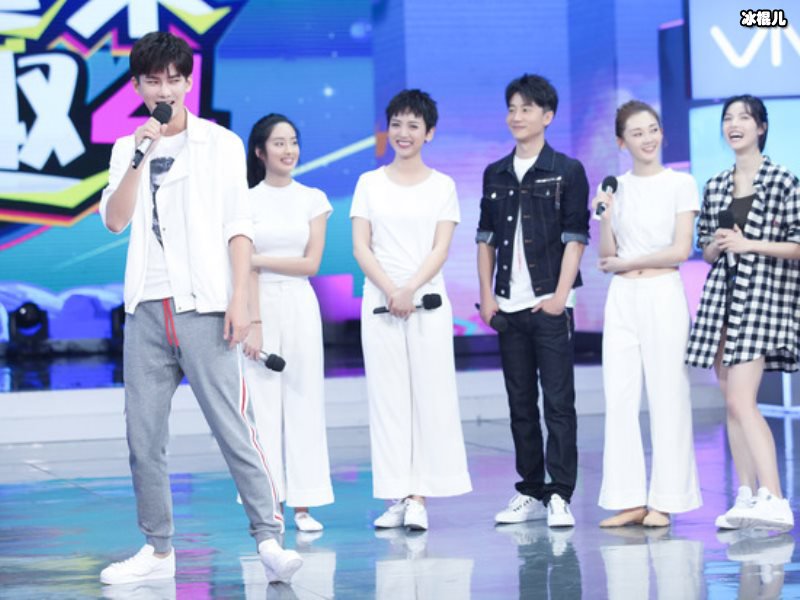 《快乐大本营》吴谨言重返青春，遇见校园同桌的你期待吗？
