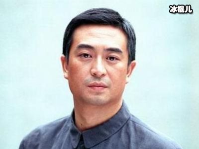 49岁张嘉译却像像60多岁子，头发已花白走路还需要搀扶！