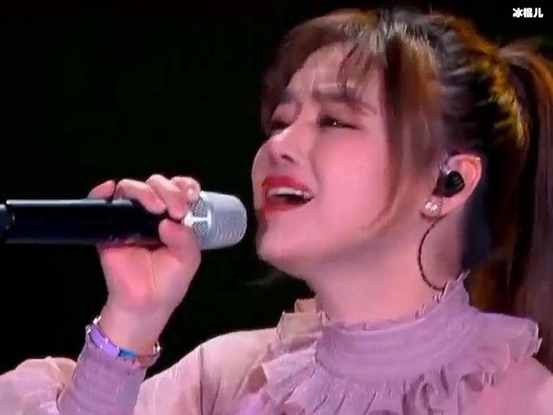 黄霄云翻唱经典歌曲《我们的爱》，没成想出现破音当场翻车！