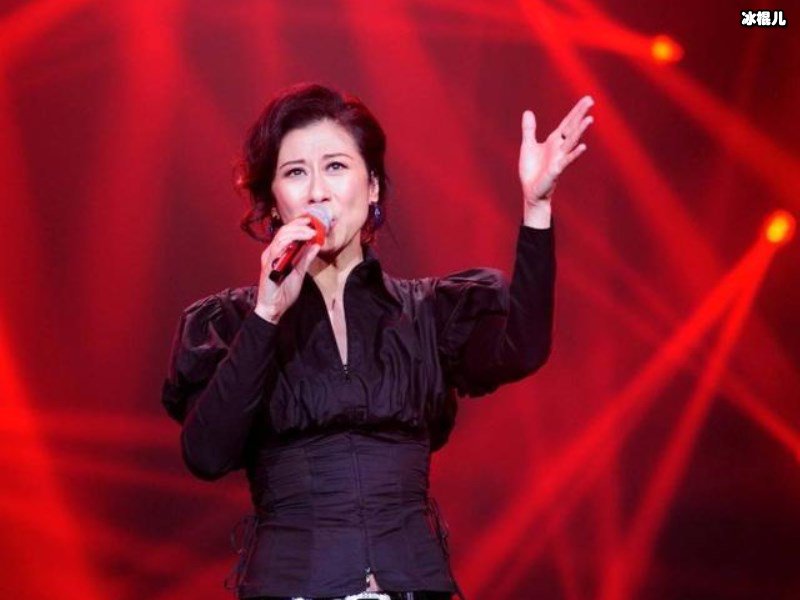 58岁叶倩文低调开直播，为铁粉献唱经典歌曲！