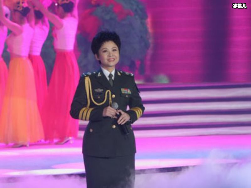 58岁董文华在商演舞台现身，因舞台简陋摔倒！