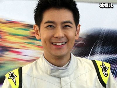 “白色短袖”“黑色方巾”，这位扎着苹果头男星街头借火！