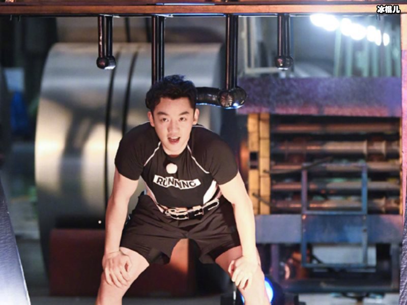 《跑男8》首播集体合影！郭麒麟蔡徐坤二人站一起略显尴尬