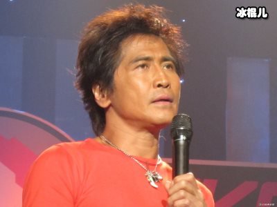 齐秦与娇妻罕见同框，两人甜蜜如初恋年龄差40岁不是问题！