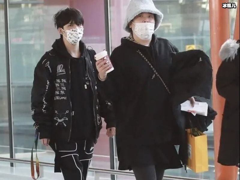 大张伟和妻子合体现身机场，刘迎穿粉衣扎半马尾看着非常年轻！