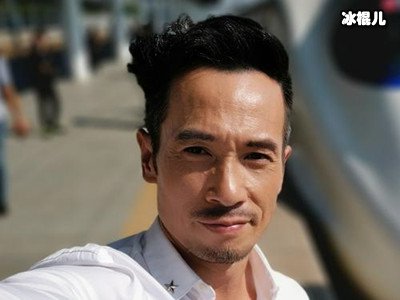 暖心！视帝陈豪遇残疾人粉丝求合影，主动让对方上车合影