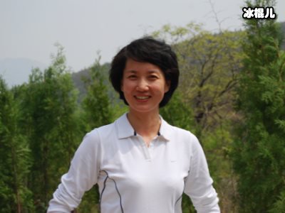 56岁李修平现身高校活动，依旧精神气满举止言谈大方得体！