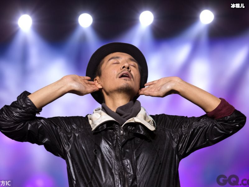 毕业歌会亮点多多，朴树罕见出镜献歌毛不易开口即热泪盈眶！