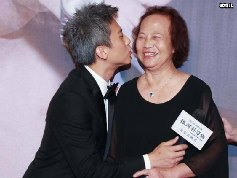 邓超妈妈近照曝光，背粉红色包少女心十足！