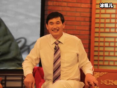 大衣哥人善被人欺，家门被强踹，村民借钱不还