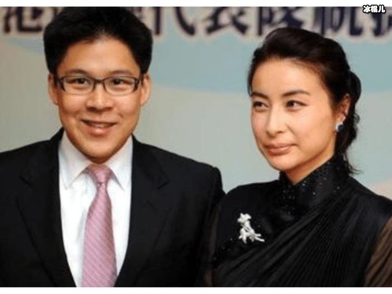 低调富豪霍启刚体验粤剧，听到妻子被人夸一脸傲娇！