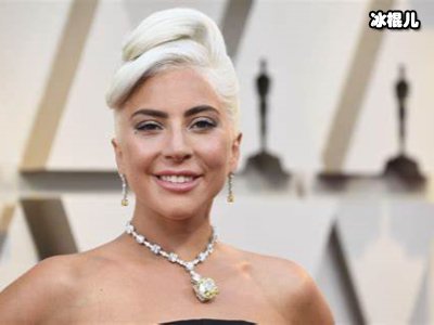 LadyGaga和男友甜蜜逛超市，身穿夸张拖地长裙男友一路帮扶!