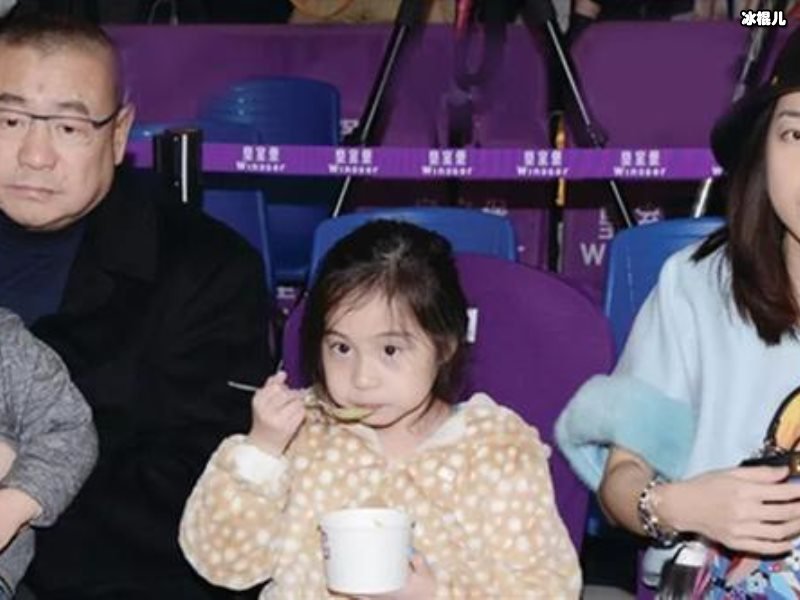 甘比自曝怀三胎经历，李嘉欣送上祝福刘銮雄晚年有依靠！