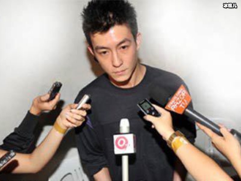 陈冠希女儿Alaia挡住眼睛也看得出好基因，笑容俏皮可爱