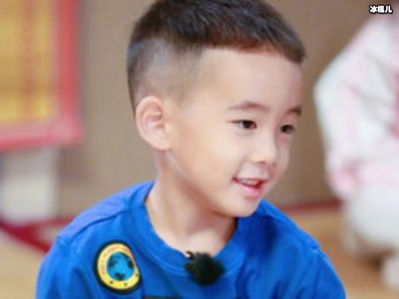 Jasper当哥情绪低落，做回安静美男子父亲陈小春的举动太暖心！