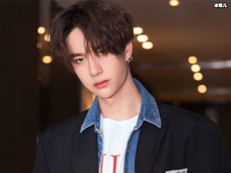 带着剪刀手向我们走来的王一博，到底为什么那么吸粉？