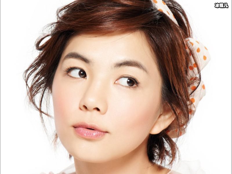Ella晒全家福为儿子庆生，温馨有爱的家庭