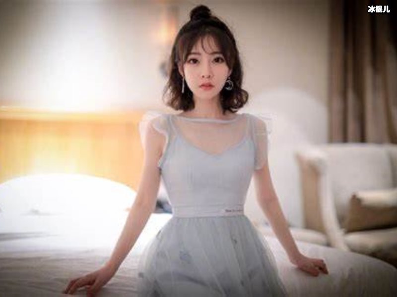 冯提莫多日未现身，新照清纯可爱JK制服比V如青春少女！