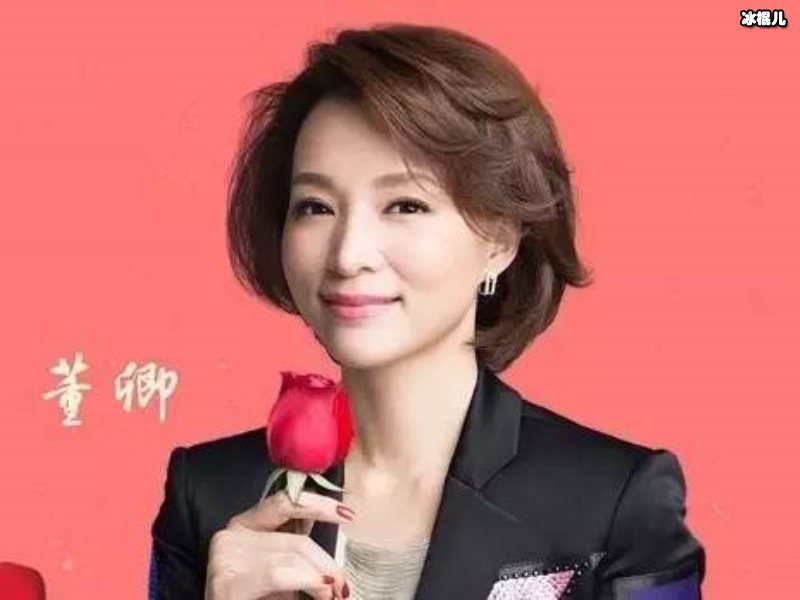 才女董卿亮相红毯，刺绣黑裙端庄优雅展现东方女子魅力