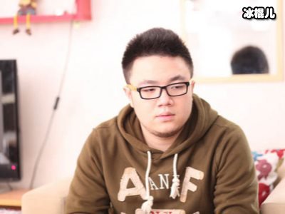 巴图老婆烟瘾大到烟不离手，身材发福皮肤蜡黄！