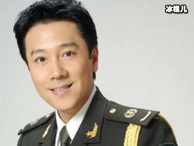 蔡国庆与12岁儿子现身机场，网友：气质太像！