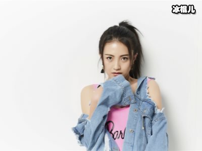 包文婧和女儿罕同框，包文婧超短裙吸睛五岁饺子骑车技术一流！