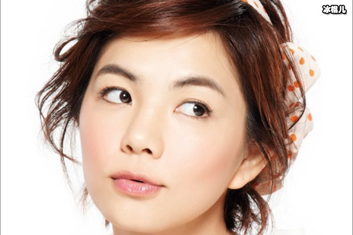 Ella晒出和儿子吃下午茶，搞怪本性显真性情！