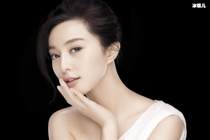 百搭女神范冰冰身着休闲风现身机场，却露出致命缺点！