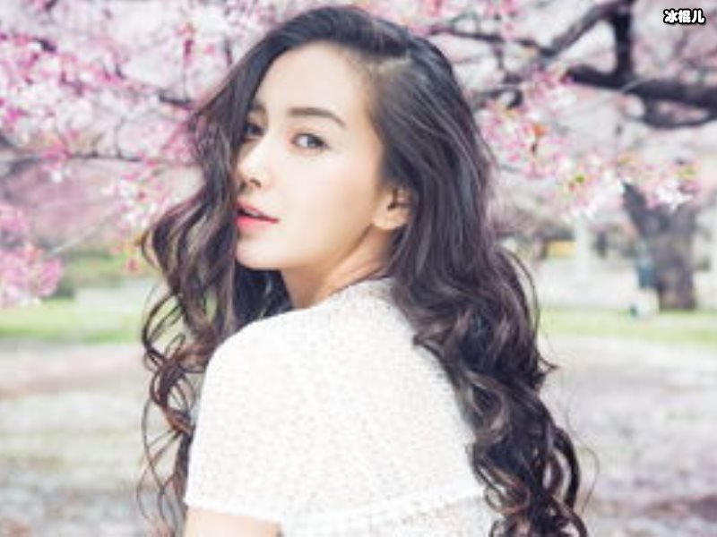 Angelababy和张钧甯穿同款百褶裙，一个俏皮一个复古味十足!