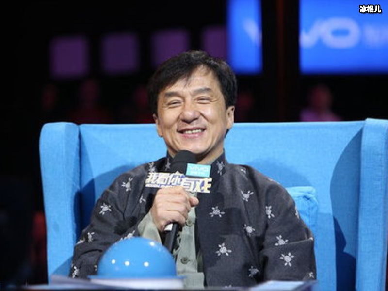 成龙40年前整过容？因为没有双眼皮被古龙挖苦到哭
