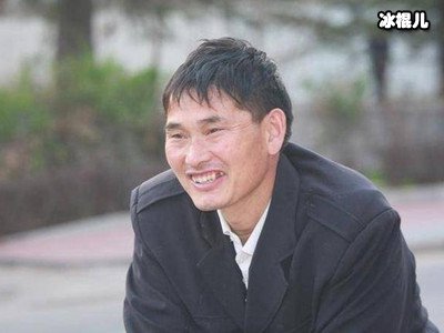 大衣哥家门被踹，却依旧笑脸相迎，围观者起哄拍照令人寒心